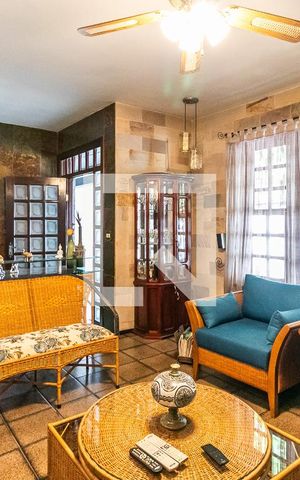 Casa à venda com 360m², 3 quartos e 4 vagas Casa à venda com 360m², 3 quartos e 4 vagasSala