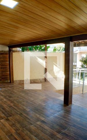 Casa à venda com 1800m², 5 quartos e 6 vagas Casa à venda com 1800m², 5 quartos e 6 vagasVaranda