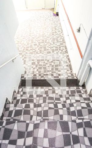 Casa de condomínio à venda com 100m², 3 quartos e 2 vagas Casa de condomínio à venda com 100m², 3 quartos e 2 vagasEscada de entrada