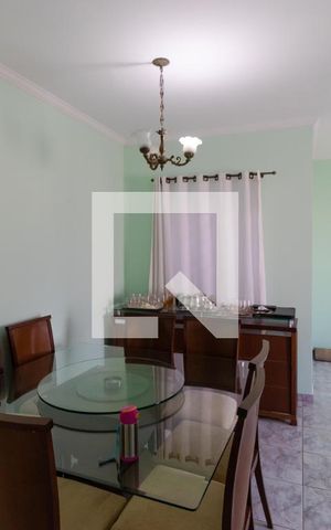 Casa à venda com 180m², 3 quartos e 4 vagas Casa à venda com 180m², 3 quartos e 4 vagasSala