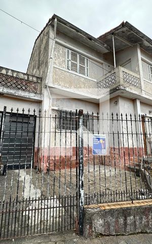 Casa à venda com 122m², 2 quartos e 2 vagas Casa à venda com 122m², 2 quartos e 2 vagasFachada