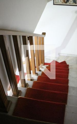 Casa à venda com 230m², 2 quartos e 2 vagasEscada