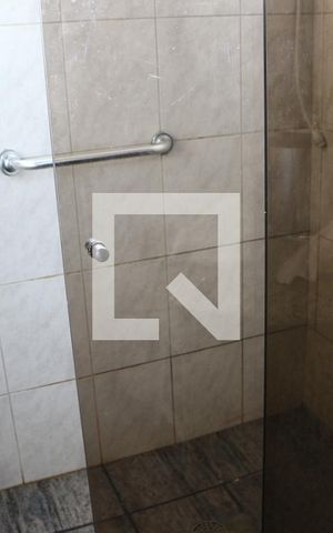 Casa à venda com 230m², 2 quartos e 2 vagasBanheiro 1
