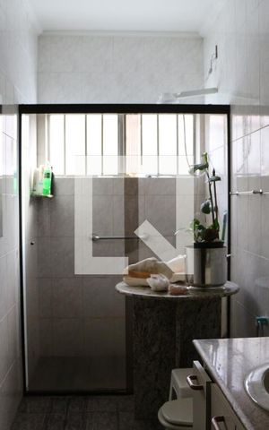 Casa à venda com 230m², 2 quartos e 2 vagasBanheiro 1
