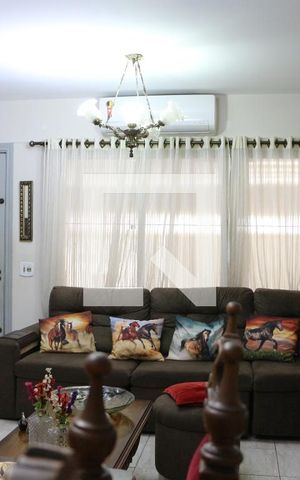 Casa à venda com 230m², 2 quartos e 2 vagasSala