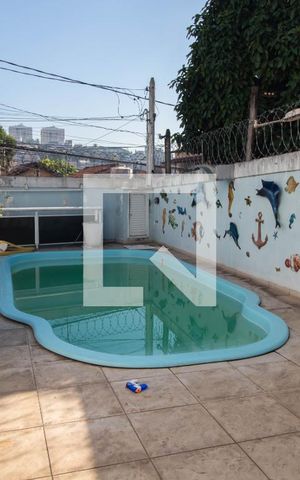 Casa à venda com 180m², 3 quartos e 2 vagas Casa à venda com 180m², 3 quartos e 2 vagasPiscina