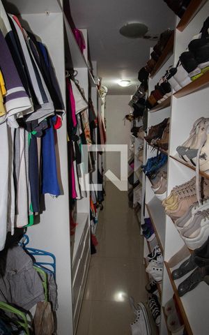 Casa à venda com 180m², 3 quartos e 2 vagas Casa à venda com 180m², 3 quartos e 2 vagasCloset da suíte