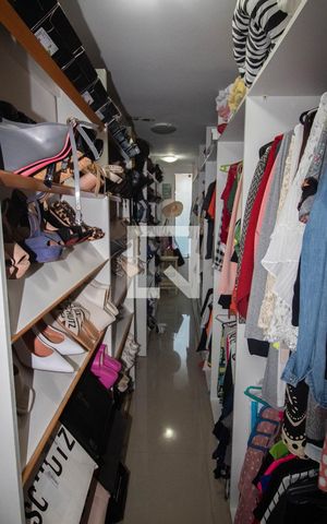 Casa à venda com 180m², 3 quartos e 2 vagas Casa à venda com 180m², 3 quartos e 2 vagasCloset da suíte