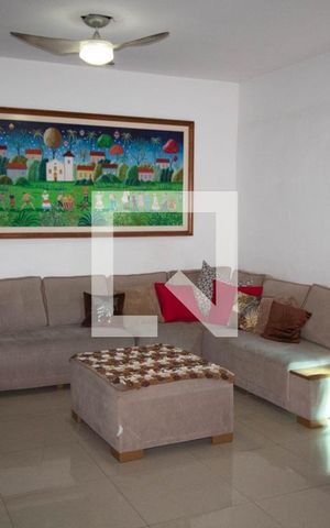 Casa à venda com 180m², 3 quartos e 2 vagas Casa à venda com 180m², 3 quartos e 2 vagasSala