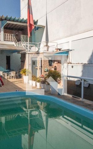 Casa à venda com 180m², 3 quartos e 2 vagas Casa à venda com 180m², 3 quartos e 2 vagasPiscina