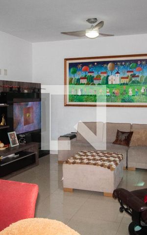 Casa à venda com 180m², 3 quartos e 2 vagas Casa à venda com 180m², 3 quartos e 2 vagasSala