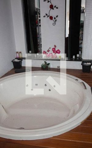 Casa à venda com 180m², 3 quartos e 2 vagas Casa à venda com 180m², 3 quartos e 2 vagasBanheira