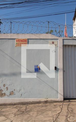 Casa à venda com 180m², 3 quartos e 2 vagas Casa à venda com 180m², 3 quartos e 2 vagasFachada