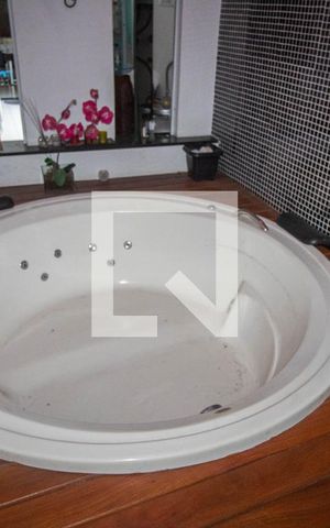 Casa à venda com 180m², 3 quartos e 2 vagas Casa à venda com 180m², 3 quartos e 2 vagasBanheira