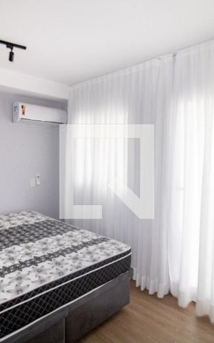 Studio à venda com 27m², 1 quarto e sem vaga Studio à venda com 27m², 1 quarto e sem vagaQuarto - detalhe cortinas