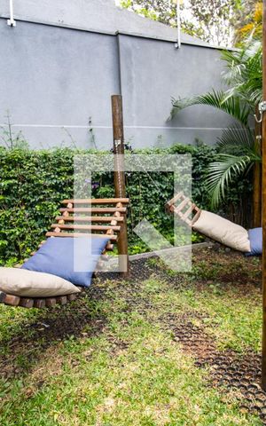 Studio à venda com 27m², 1 quarto e sem vaga Studio à venda com 27m², 1 quarto e sem vagaÁrea comum - jardim e espreguiçadeiras