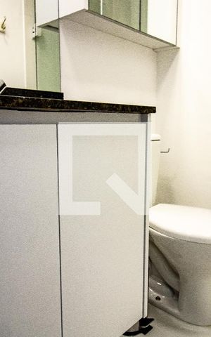 Studio à venda com 27m², 1 quarto e sem vaga Studio à venda com 27m², 1 quarto e sem vagaBanheiro- detalhe armários, louça sanitária e box