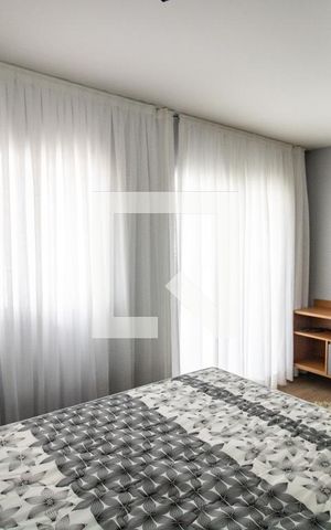 Studio à venda com 27m², 1 quarto e sem vaga Studio à venda com 27m², 1 quarto e sem vagaQuarto- detalhe ar condicionado, cama, luminárias, TV