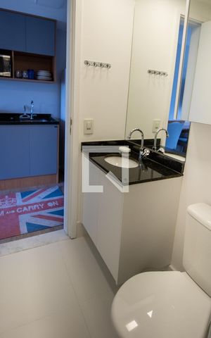 Studio à venda com 27m², 1 quarto e sem vaga Studio à venda com 27m², 1 quarto e sem vagaBanheiro- detalhe porta de entrada, Cuba e espelho