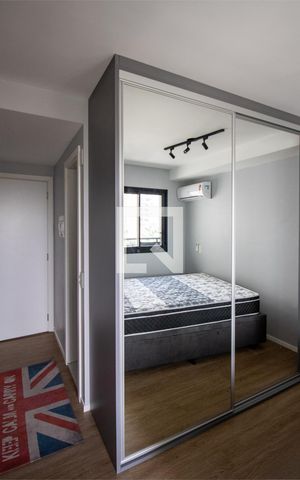 Studio à venda com 27m², 1 quarto e sem vaga Studio à venda com 27m², 1 quarto e sem vagaQuarto- detalhe armário