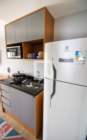 Studio à venda com 27m², 1 quarto e sem vaga Studio à venda com 27m², 1 quarto e sem vagaCozinha- detalhe panela elétrica, pia, microonda, pratos e copos