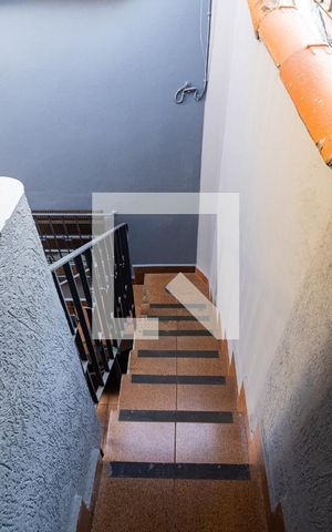 Casa de condomínio à venda com 180m², 3 quartos e 2 vagas Casa de condomínio à venda com 180m², 3 quartos e 2 vagasEscada