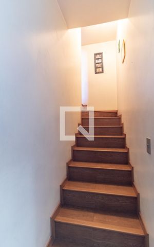 Casa de condomínio à venda com 180m², 3 quartos e 2 vagas Casa de condomínio à venda com 180m², 3 quartos e 2 vagasEscada