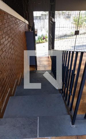Casa de condomínio à venda com 180m², 3 quartos e 2 vagas Casa de condomínio à venda com 180m², 3 quartos e 2 vagasEscada