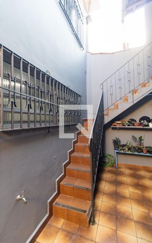 Casa de condomínio à venda com 180m², 3 quartos e 2 vagas Casa de condomínio à venda com 180m², 3 quartos e 2 vagasEscada