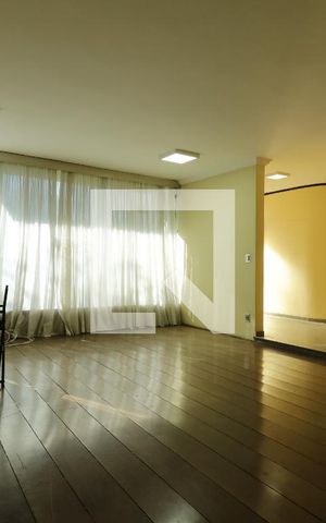 Casa para alugar com 320m², 4 quartos e 5 vagasSala