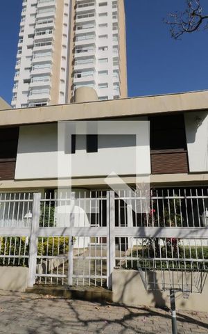 Casa para alugar com 320m², 4 quartos e 5 vagasFachada