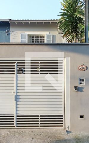 Casa à venda com 120m², 2 quartos e 1 vaga Casa à venda com 120m², 2 quartos e 1 vagaFachada