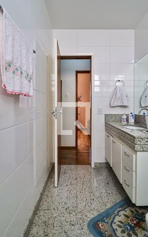 Casa à venda com 280m², 4 quartos e 3 vagasBanheiro do Corredor