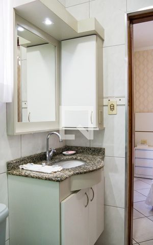 Casa à venda com 217m², 5 quartos e 5 vagasBanheiro da Suíte 1