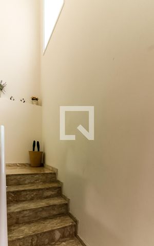Casa à venda com 180m², 3 quartos e 3 vagas Casa à venda com 180m², 3 quartos e 3 vagasEscada