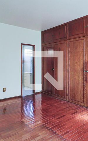 Casa à venda com 493m², 6 quartos e 3 vagasQuarto 3 Suíte