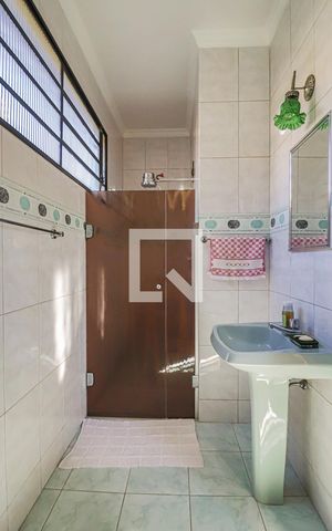 Casa à venda com 493m², 6 quartos e 3 vagasBanheiro do Quarto 4 Suíte