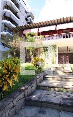 Casa à venda com 477m², 5 quartos e 3 vagasFachada