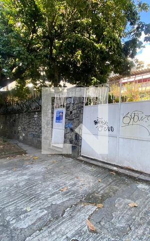 Casa à venda com 477m², 5 quartos e 3 vagas Casa à venda com 477m², 5 quartos e 3 vagasPortão de Entrada - Placa Adicionada