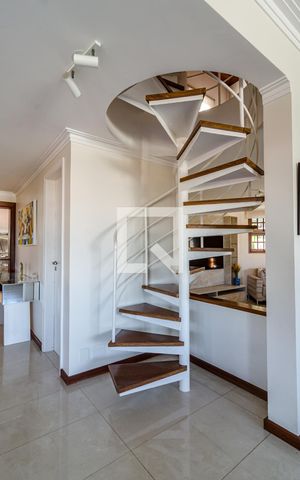 Casa à venda com 350m², 4 quartos e 5 vagasEscada