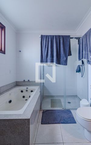 Casa à venda com 350m², 4 quartos e 5 vagasBanheiro da suíte