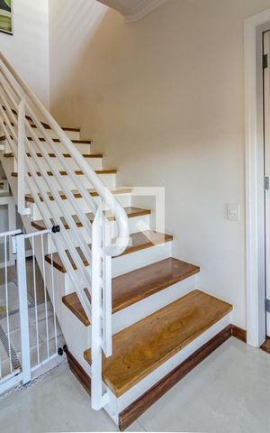 Casa à venda com 350m², 4 quartos e 5 vagasEscada