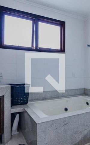 Casa à venda com 350m², 4 quartos e 5 vagasBanheiro da suíte