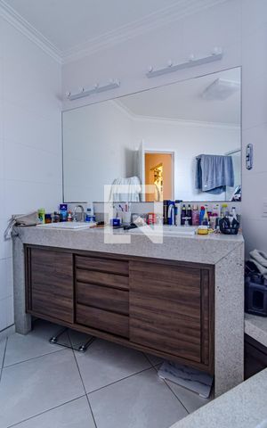 Casa à venda com 350m², 4 quartos e 5 vagasBanheiro da suíte