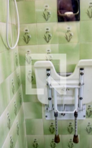 Casa à venda com 380m², 5 quartos e 2 vagasBanheiro 1- detalhe adaptação 