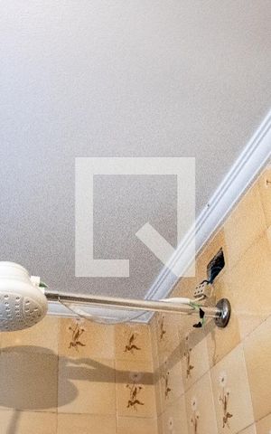 Casa à venda com 380m², 5 quartos e 2 vagasBanheiro 4- detalhe chuveiro elétrico 