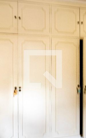 Casa à venda com 380m², 5 quartos e 2 vagasQuarto 1 - detalhe armário 