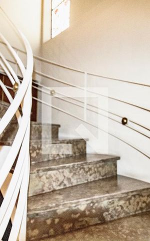 Casa à venda com 380m², 5 quartos e 2 vagasEscada de acesso ao piso superior - detalhe piso italiano 