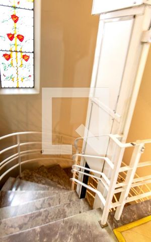 Casa à venda com 380m², 5 quartos e 2 vagasDetalhe escada de piso italiano e vitral 