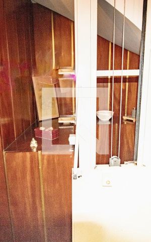 Casa à venda com 380m², 5 quartos e 2 vagasSala- detalhe armário sob a escada de acesso ao piso superior 